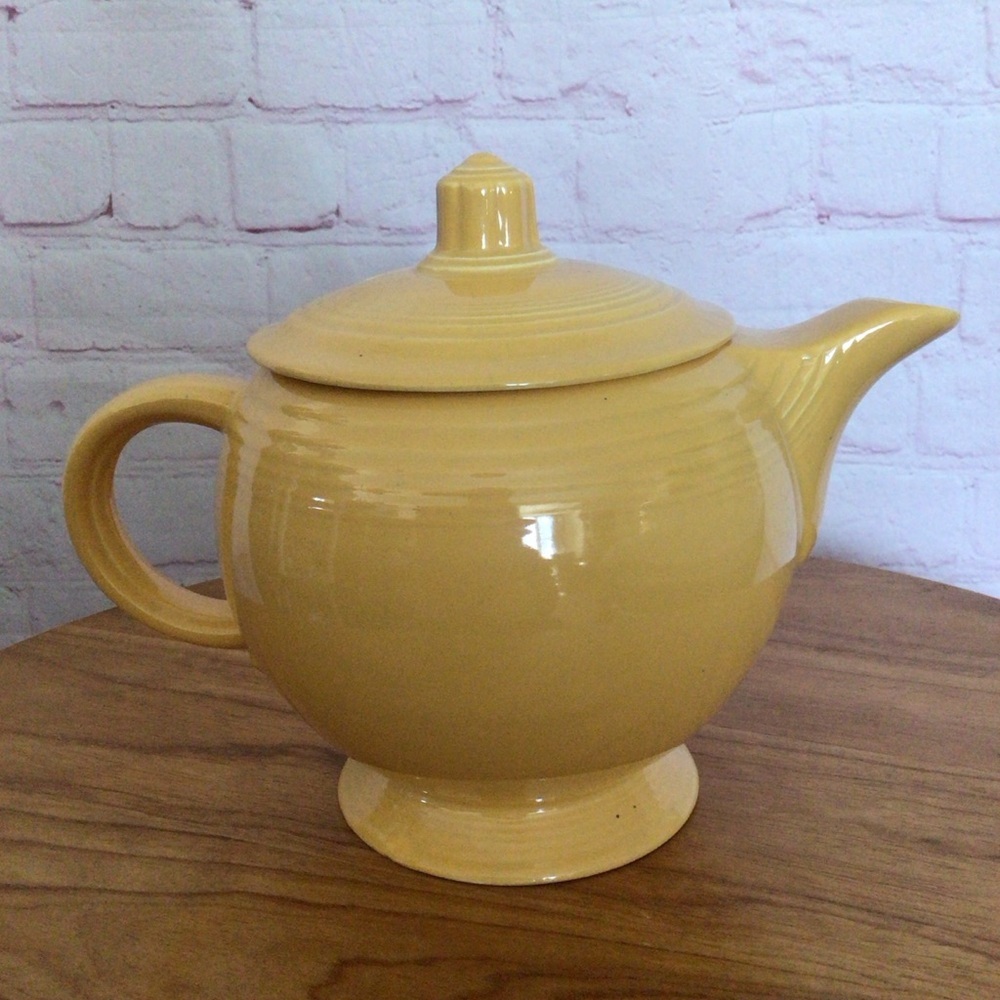 Vintage Fiesta Medium “C” Handled Original Yellow Covered Teapot - Picture 3 of 8
